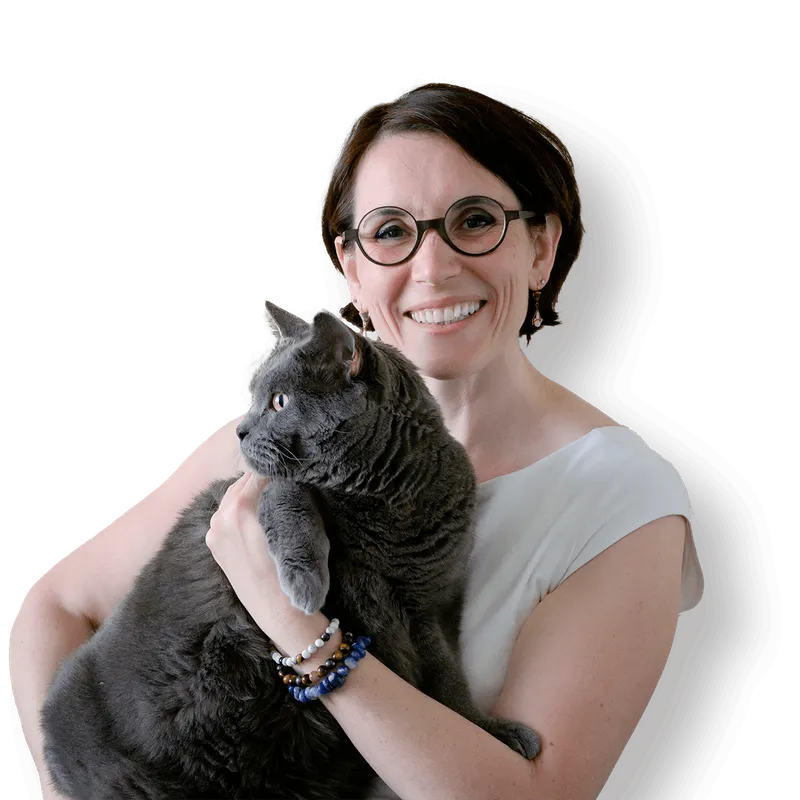 Sophie Bordes-Meunier tenant un chat dans ses bras